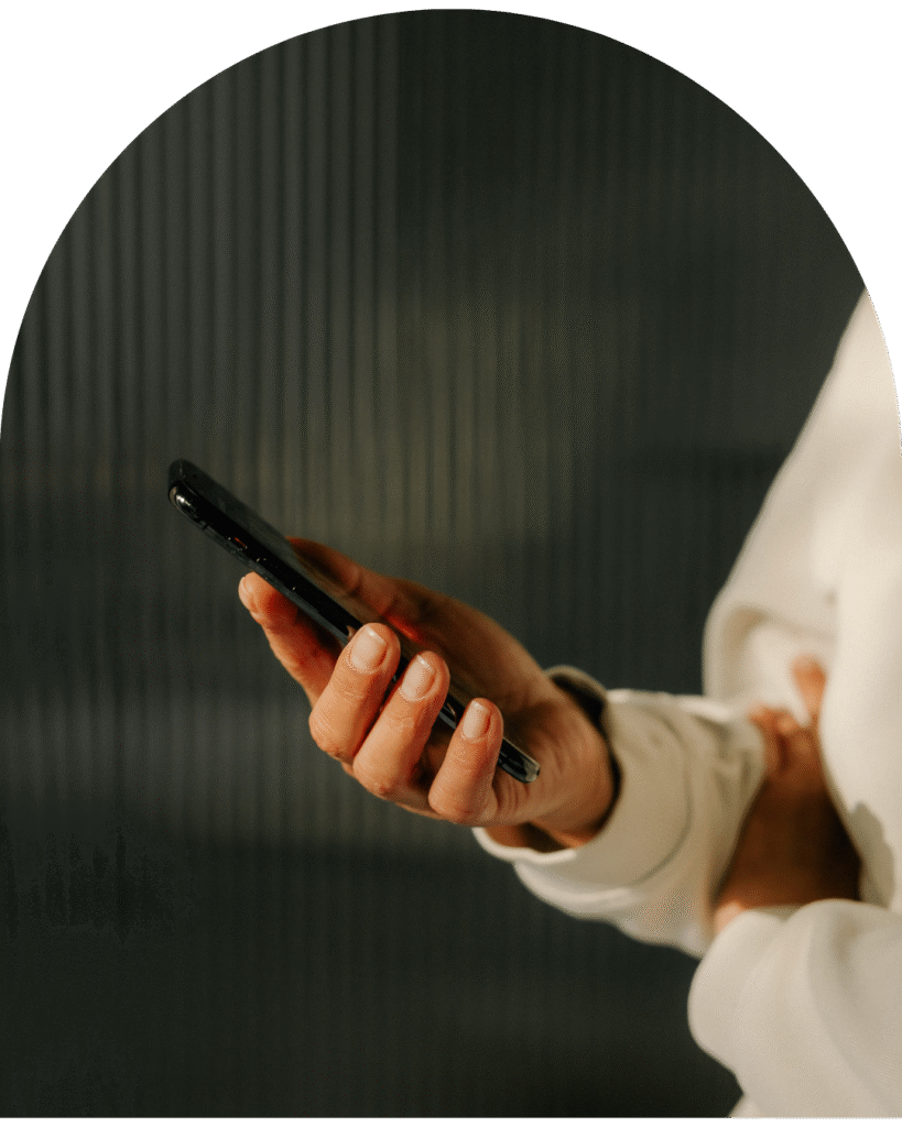 Na zdjęciu dłoń trzyma telefon