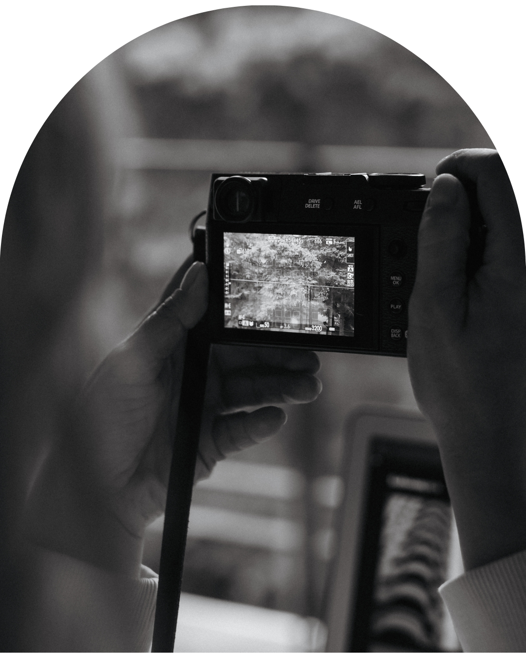 Na zdjęciu znajdują się ręce, które trzymają aparat w trakcie wykonywania zdjęcia