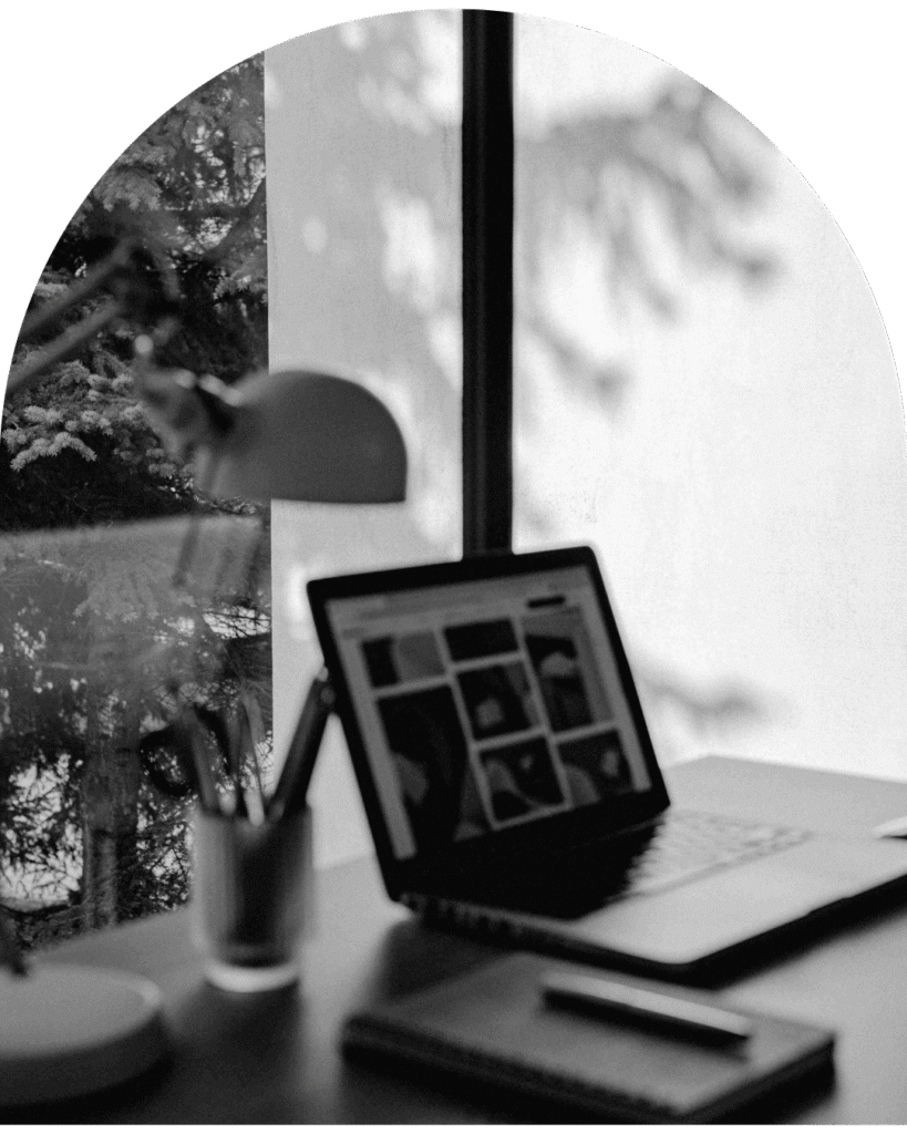 Na zdjęciu znajduje się laptop na biurku